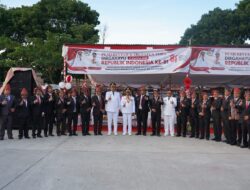Penurunan Bendera Merah Putih Penuh Haru, Wakil Bupati Toba Apresiasi Paskibraka